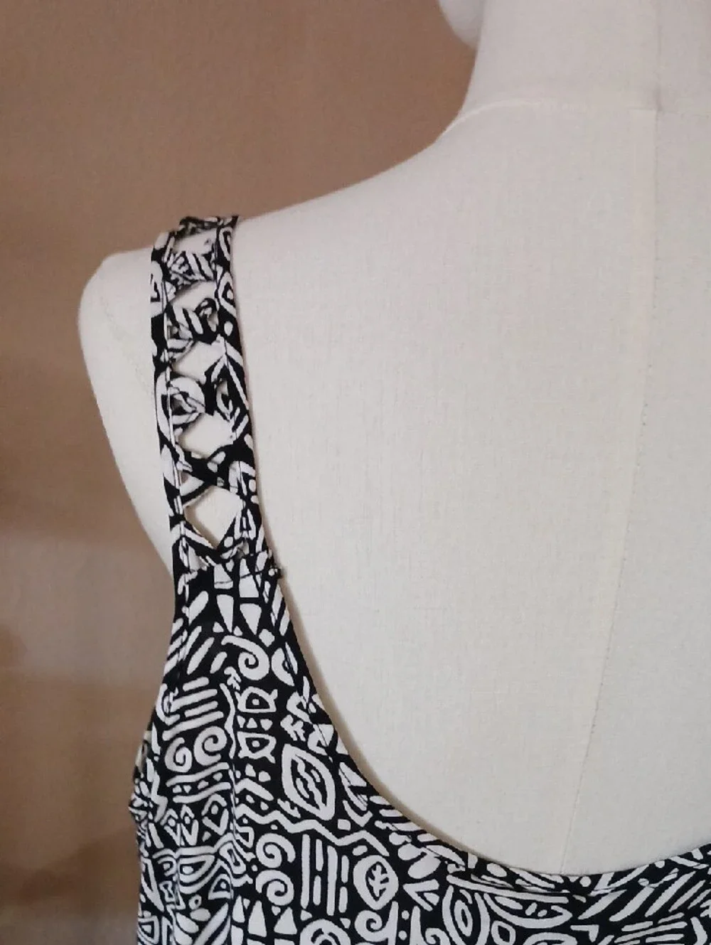 Material Girl- Black & White Patterned Scoop Neck Tank Top - Picture 8 of 13